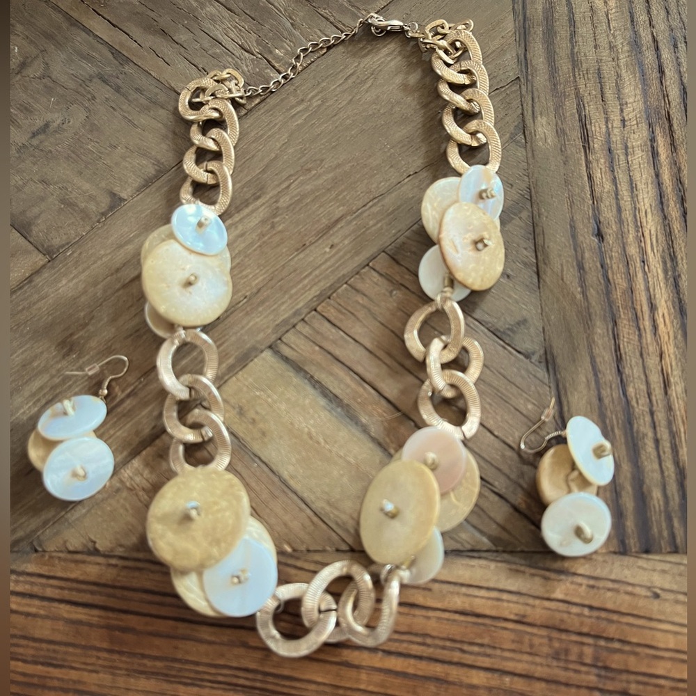 Matching necklace and earrings set!